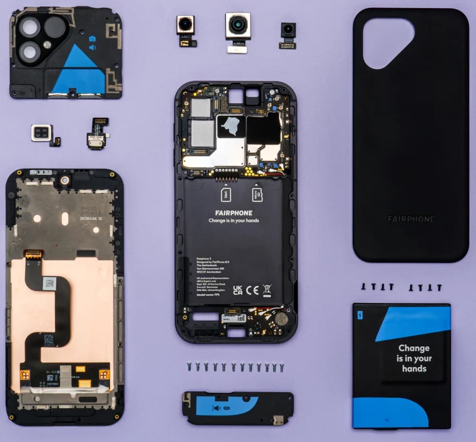 Linh kiện bên trong một chiếc Fairphone 5 được tháo rời, minh họa việc phải hiểu tính năng và giới hạn thực tế của thiết bị.