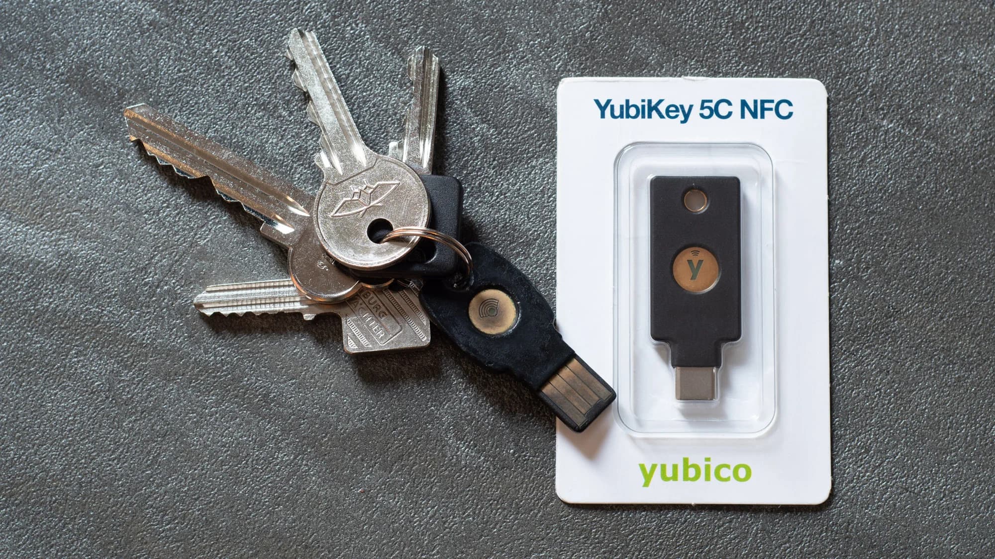 Khóa bảo mật phần cứng YubiKey 5C NFC, minh họa phương thức xác thực đa yếu tố chống lừa đảo.
