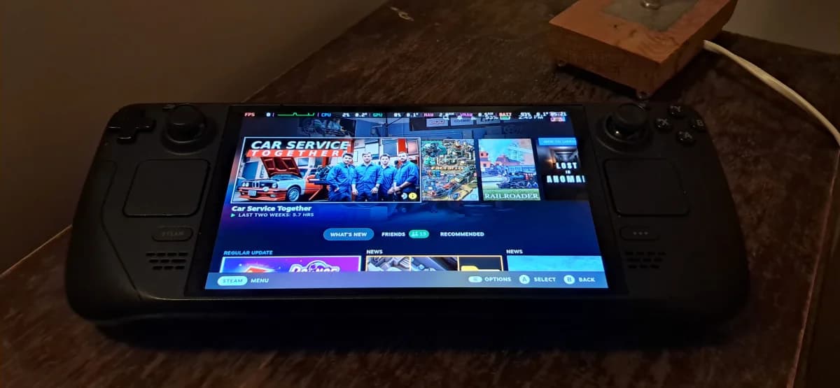 Steam Deck OLED hiển thị giao diện Steam trên bàn.