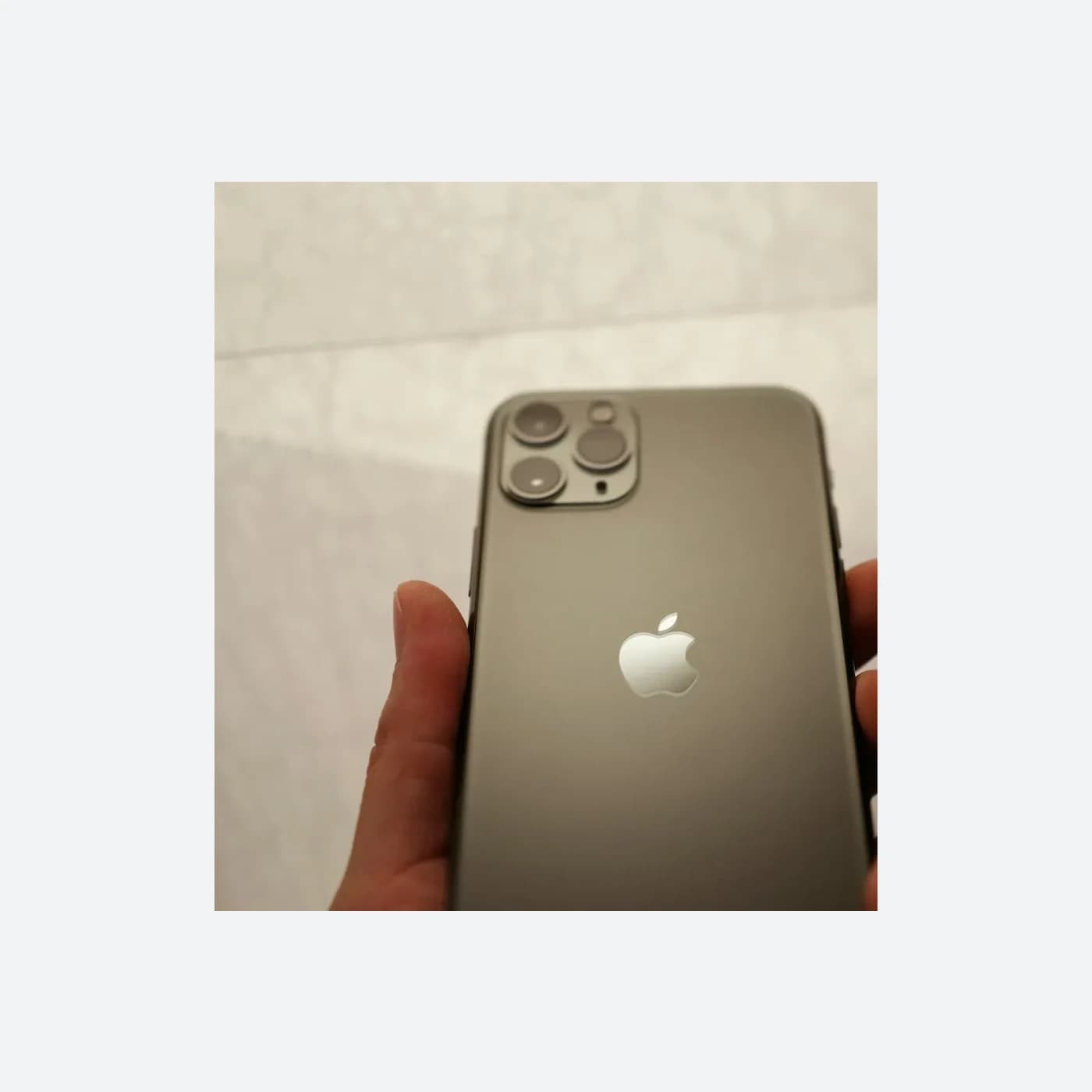 Mặt lưng iPhone 11 Pro, ảnh pixelperfektion công bố năm 2019; thiết bị thuộc dòng iPhone 11 được advisory nêu