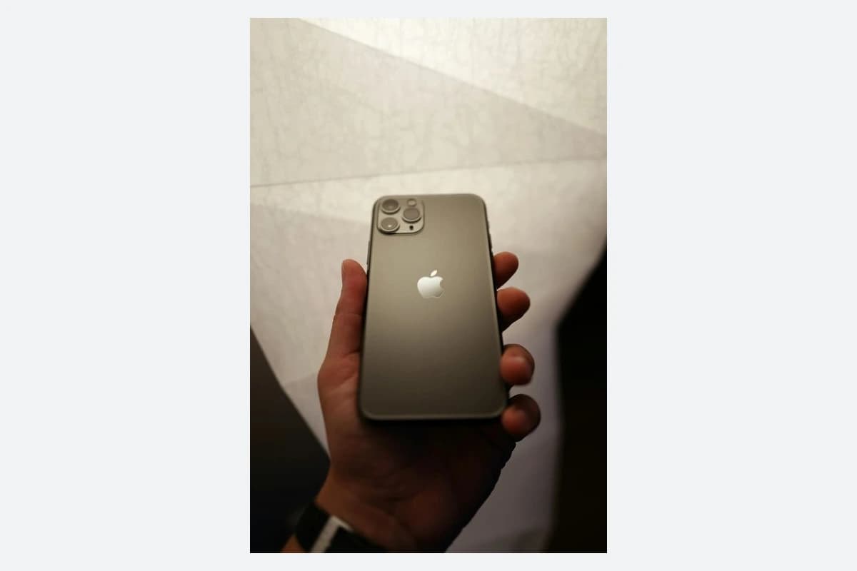 Mặt lưng iPhone 11 Pro, ảnh pixelperfektion công bố năm 2019; thiết bị thuộc dòng iPhone 11 được advisory nêu