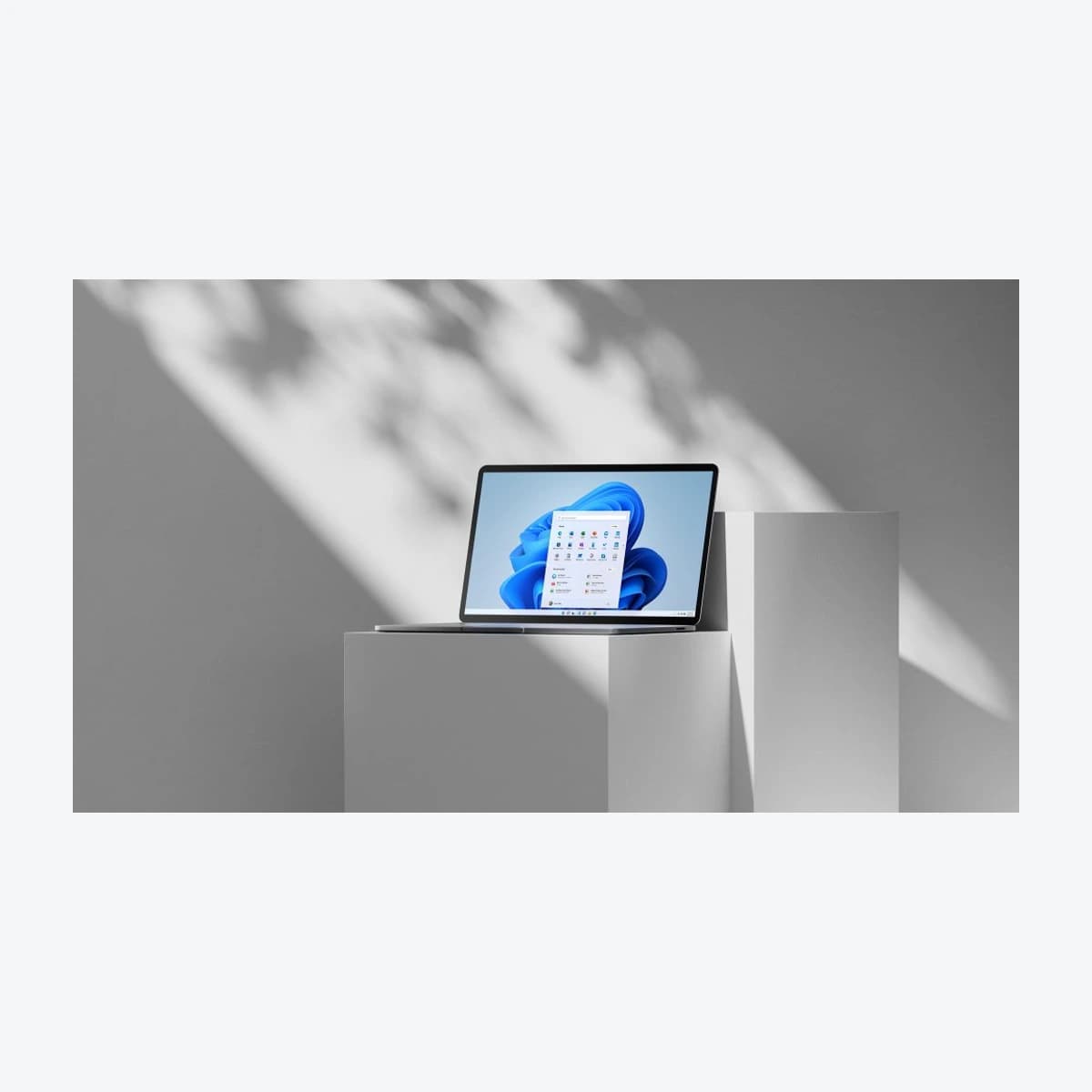 Hình sản phẩm máy tính chạy Windows 11 trong bộ ảnh báo chí ra mắt thương mại năm 2021 của Microsoft; không phải thiết bị hay tính năng Insider mới.
