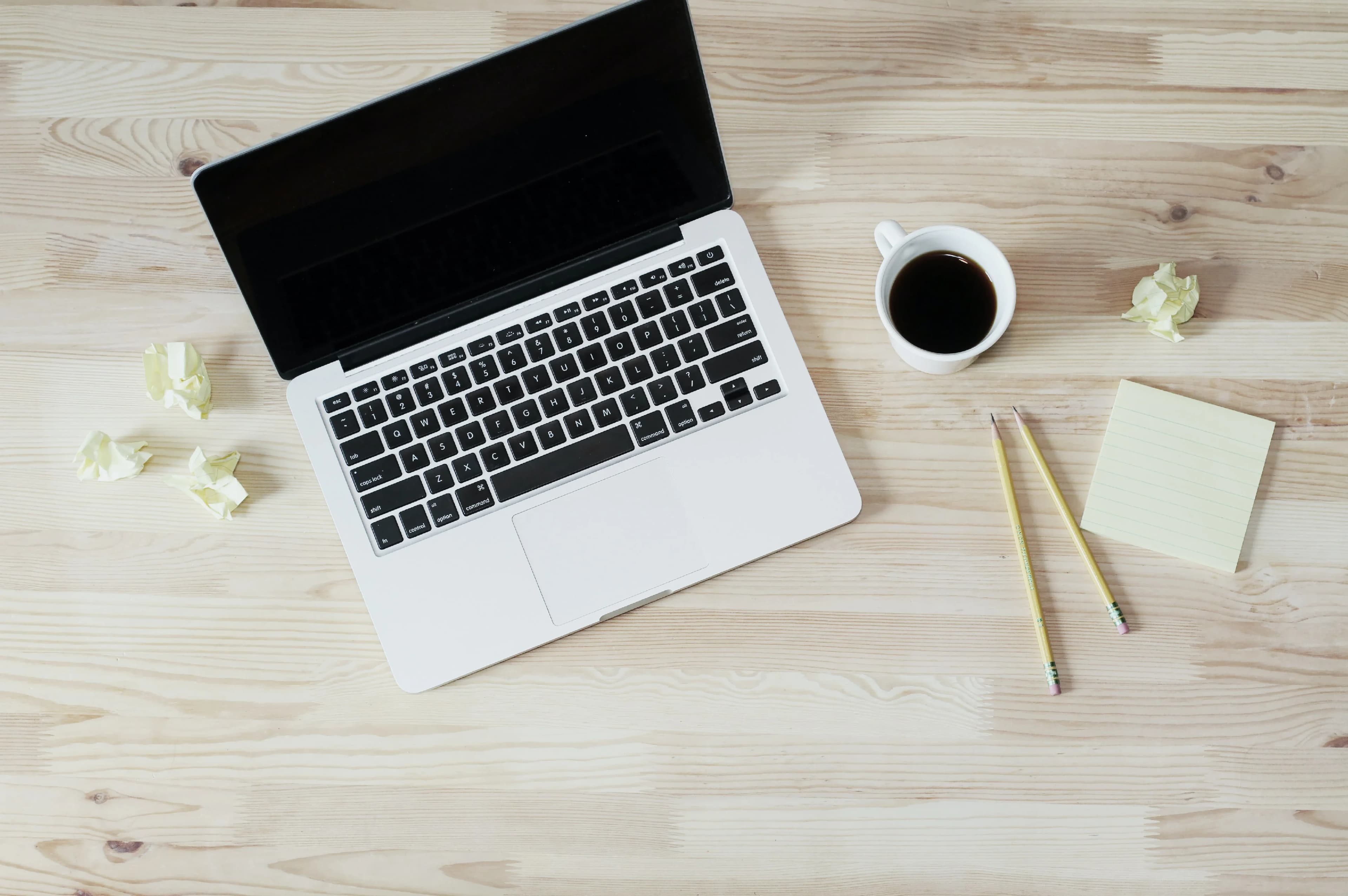 Máy tính xách tay đặt trên bàn làm việc, nơi một website được dùng để tìm hiểu và liên hệ với doanh nghiệp.